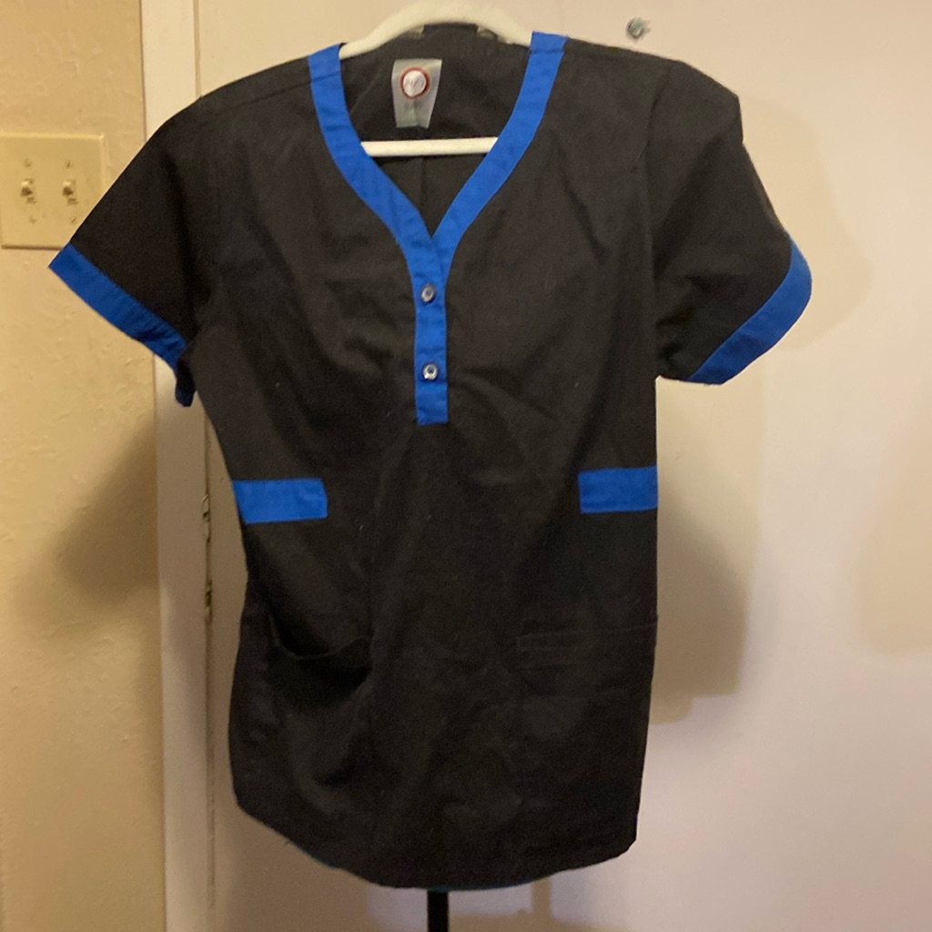 Med Black Scrub Top Short Sleeves W/Blue Accents 2 Front Pockets Pullover